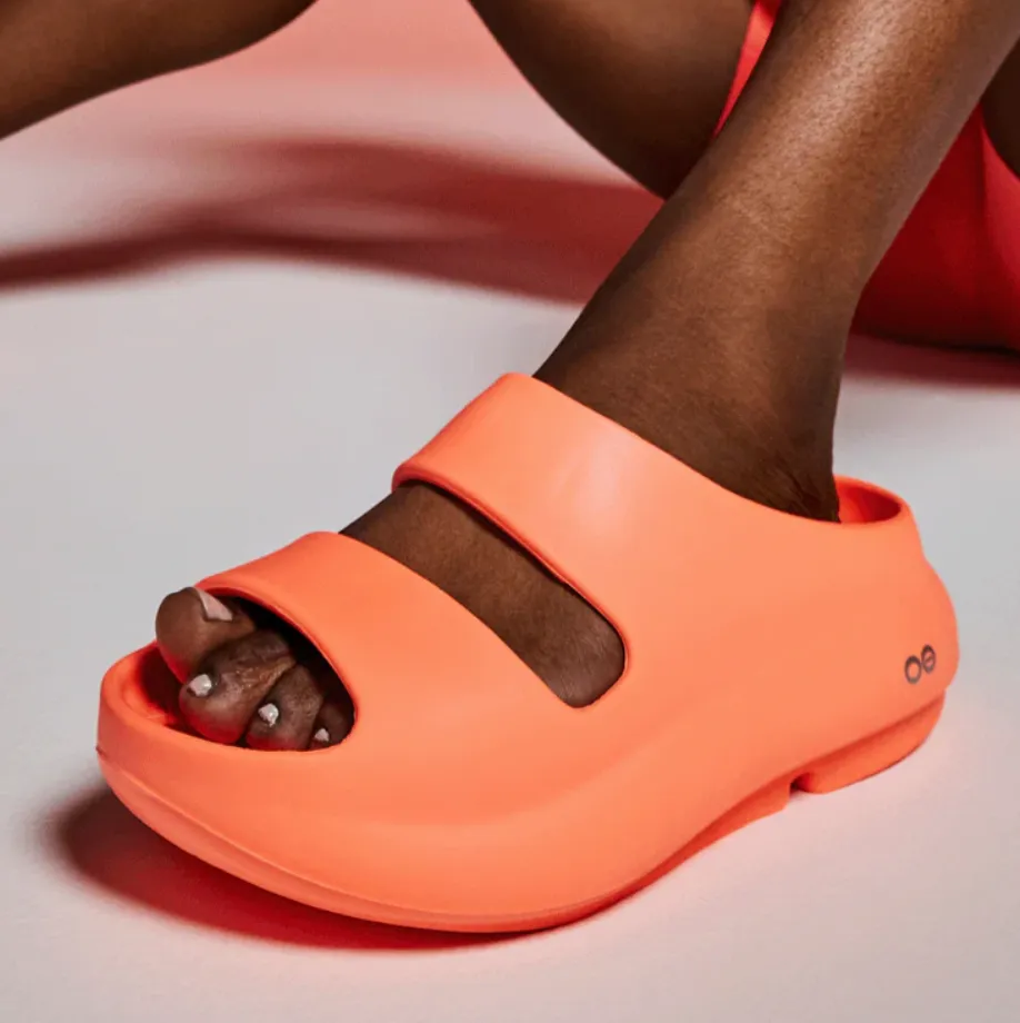 ウーフォス　oofos ooyea Women's OOyea Slide Sandal - Chalk – OOFOS